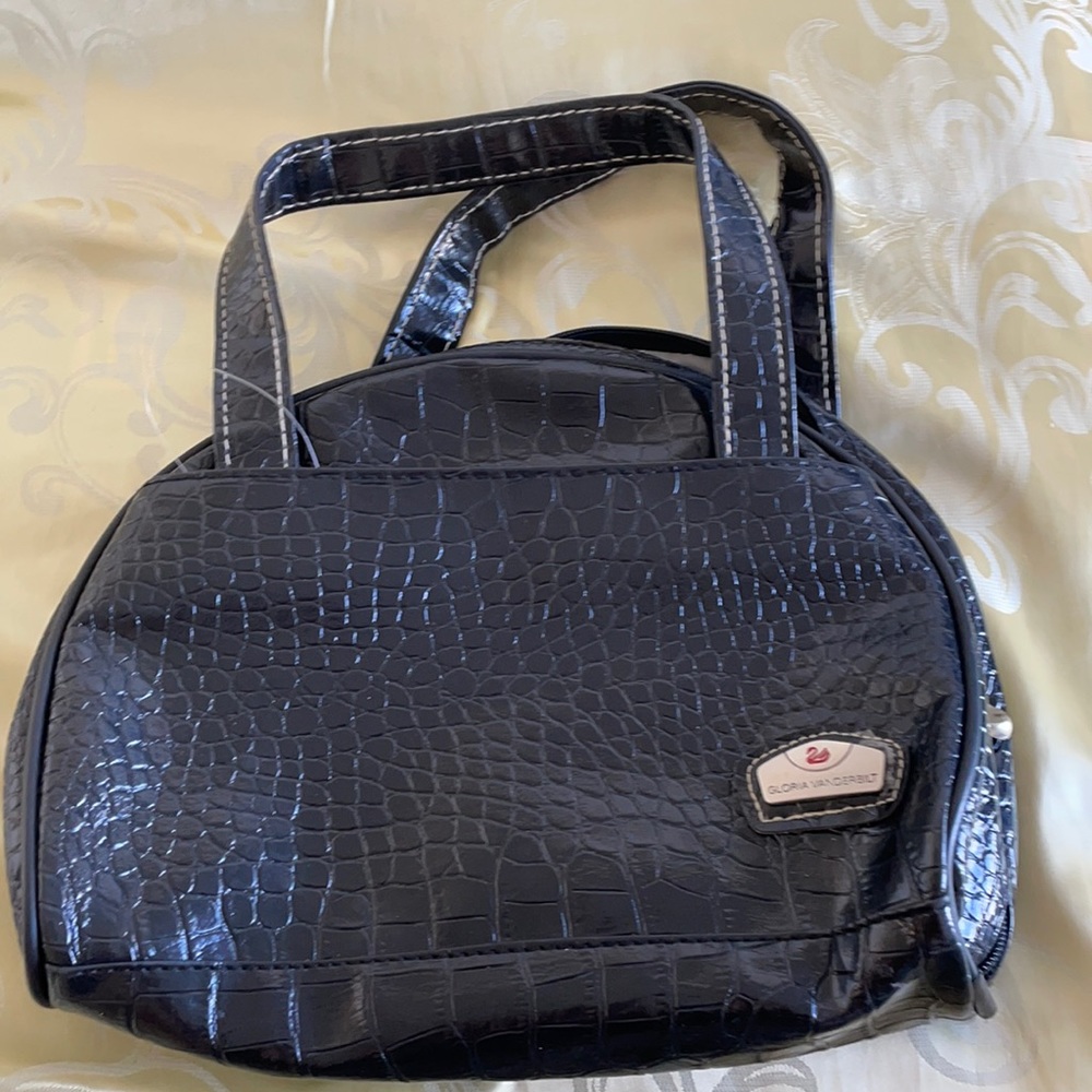 Cute (Like New) bag. Mid sized.